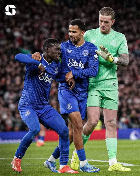 ليلة جنونية في ملاعب أوروبا : طرد لاعب بسبب شجار مع زميله وبطاقة صفراء تُشهر على نقالة!