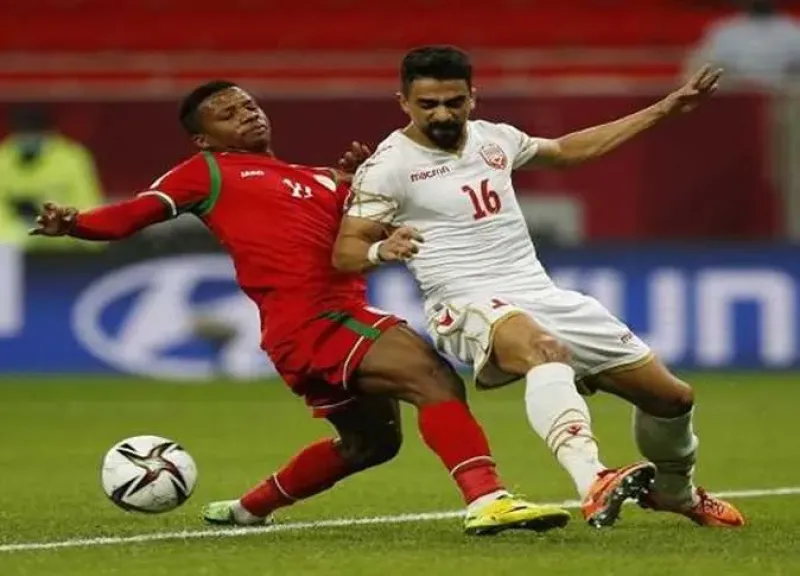 البحرين وعُمان إلى دور المجموعات في كأس العرب 2025.. تأهل مثير وحسم بالVAR وركلات الترجيح