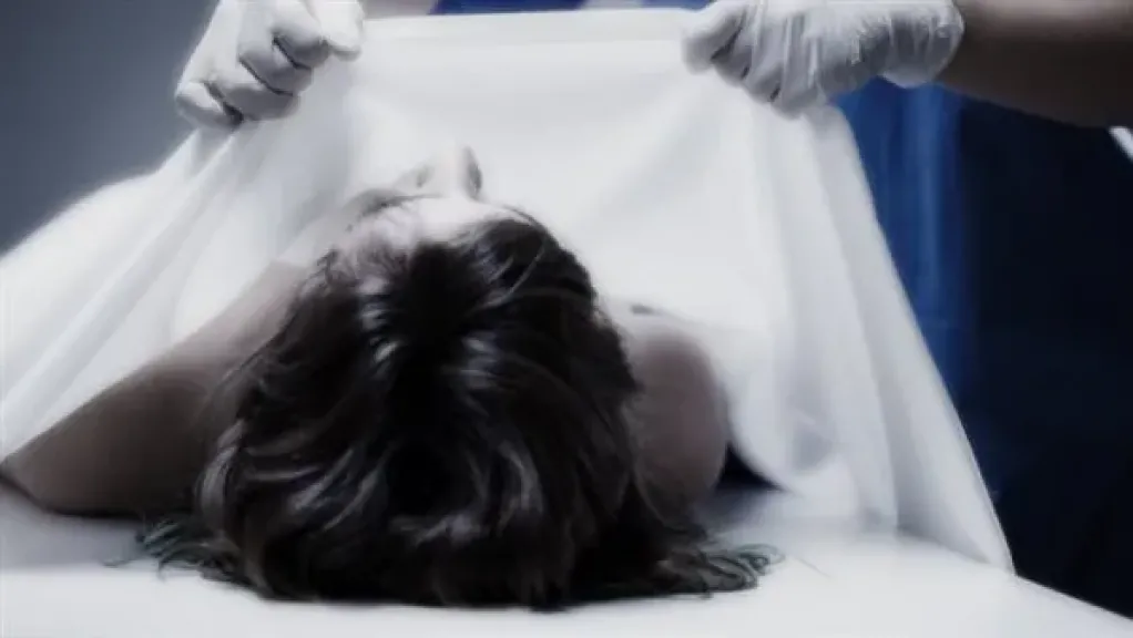 شاب  ينهي حياة  عشيقته المرج  ويحاول تقطيع جثتها ثم يموت بجانبها بأزمة قلبية