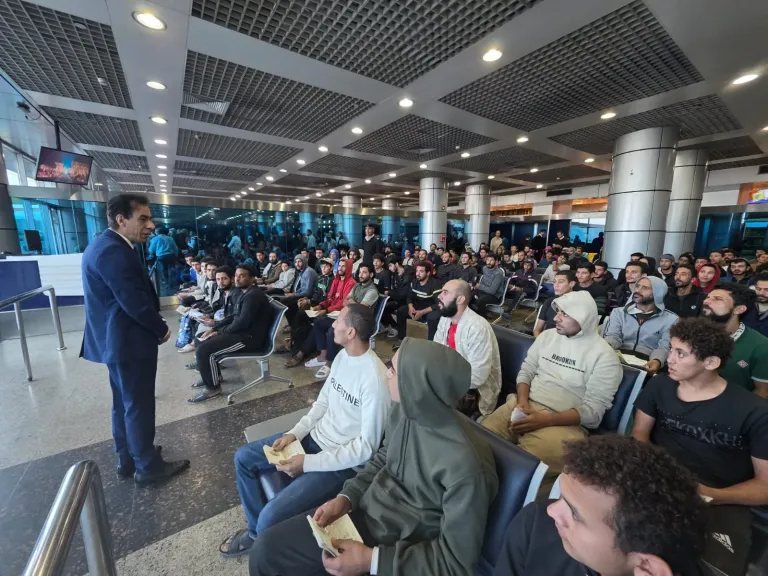 وزارة الخارجية تنجح في إعادة 131 مواطنًا مصريًا من ليبيا بعد جهود تفاوضية مكثفة