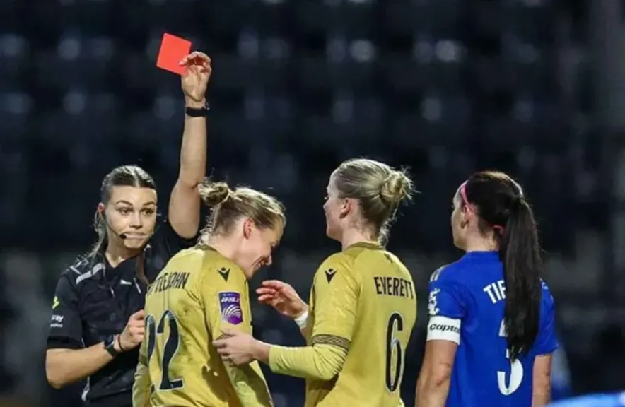 رويشا ليتلغون  لاعبة مفترية تخنق زميلنها وتظرحها ارضا في الملعب-- فيديو الواقعة