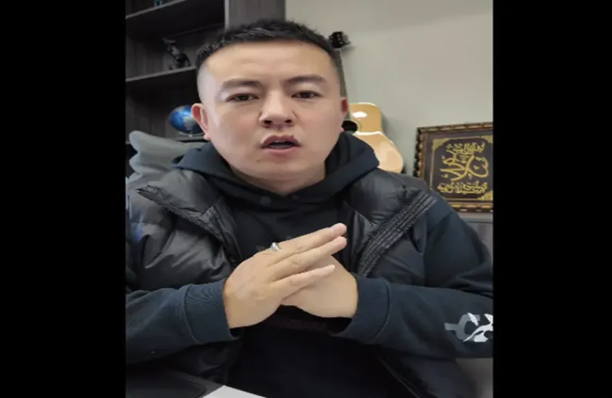 شاب صيني يشكر الأمن المصري بعد استعادة حقه في واقعة نصب بـ40 ألف دولار.. قصة تحولت لتريند  - فيديو