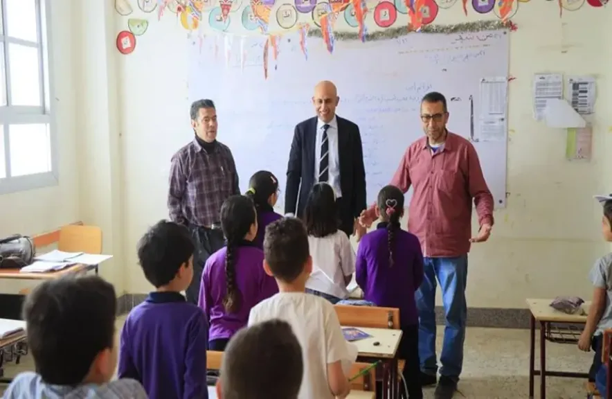 مدرسة في السويس تُنهي تعاقد معلّم بعد واقعة “تقبيل تلميذ”.. ووزارة التعليم تتحرّك بخطة طوارئ لمواجهة فضائح المدارس