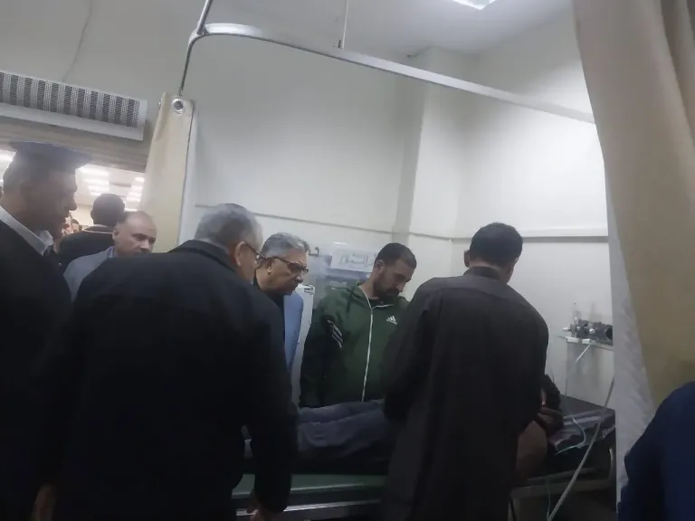 محافظ الدقهلية يعزّي أسر ضحايا حريق سوق الخواجات.. وتفاصيل زيارة المصابين بالمستشفى