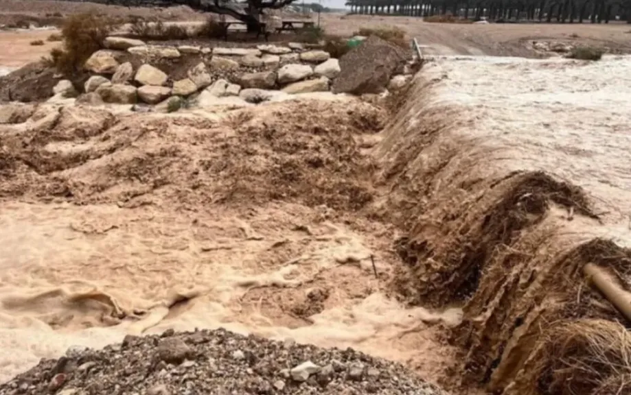 فيضانات واسعة تشلّ الحركة في إيلات.. والشرطة الإسرائيلية تغلق جميع الطرق المؤدية إلى المدينة