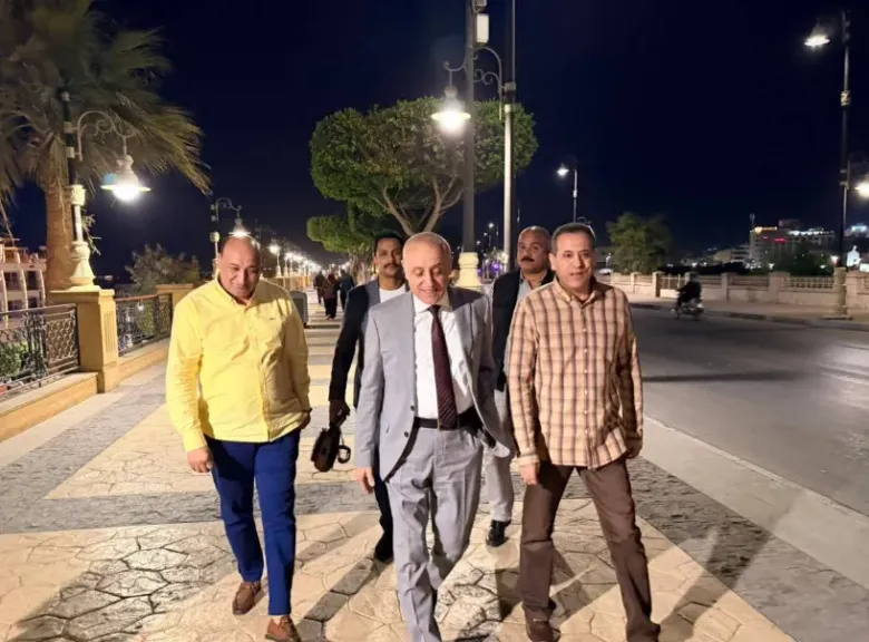 محافظ الأقصر يتفقد كورنيش النيل استعدادًا للاحتفال بالعيد القومي ويهنئ عروسين خلال جولته المسائية