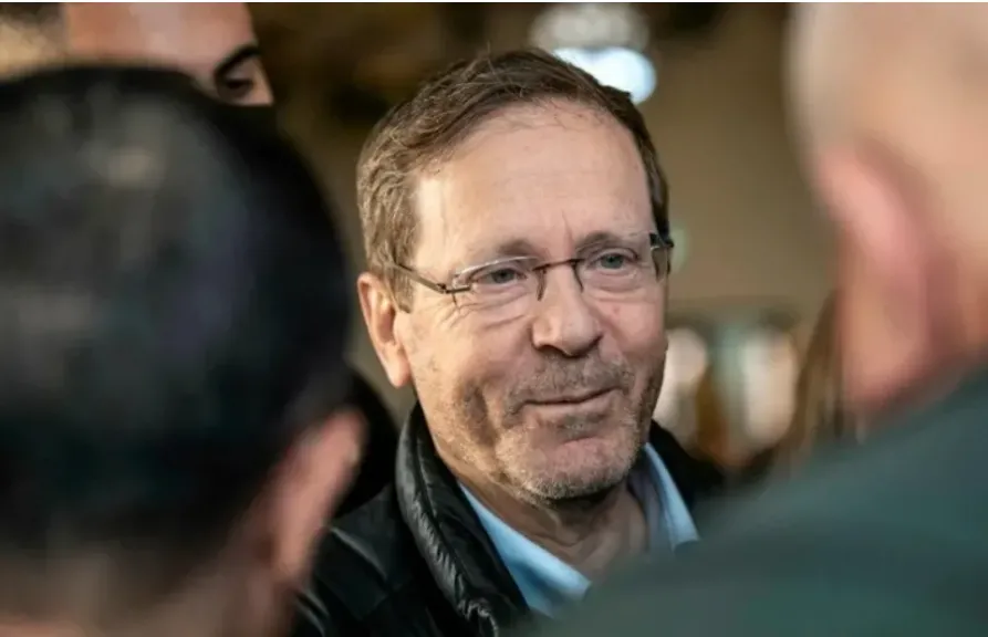 رسائل تهديد تهزّ مكتب الرئيس الإسرائيلي.. رجل أعمال يهدد بكشف أسرار عن علاقة هرتسوغ ونتنياهو