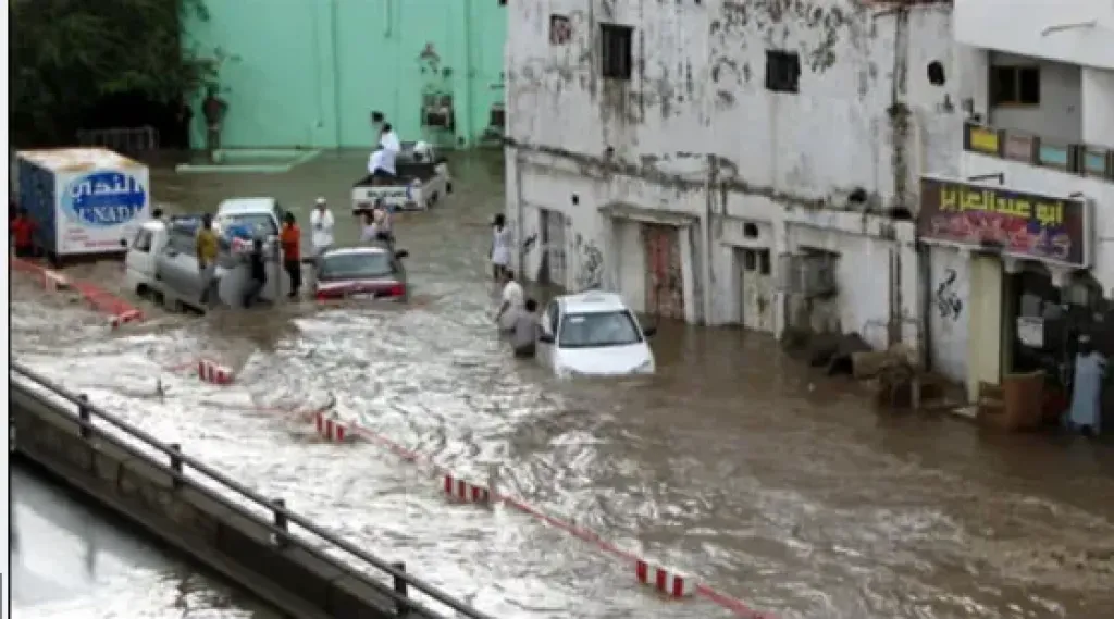 بالصور : سيول جارفة تضرب جدة وينبع.. سيارات عائمة وإنذار أحمر يحذّر من وضع جوي غير مسبوق