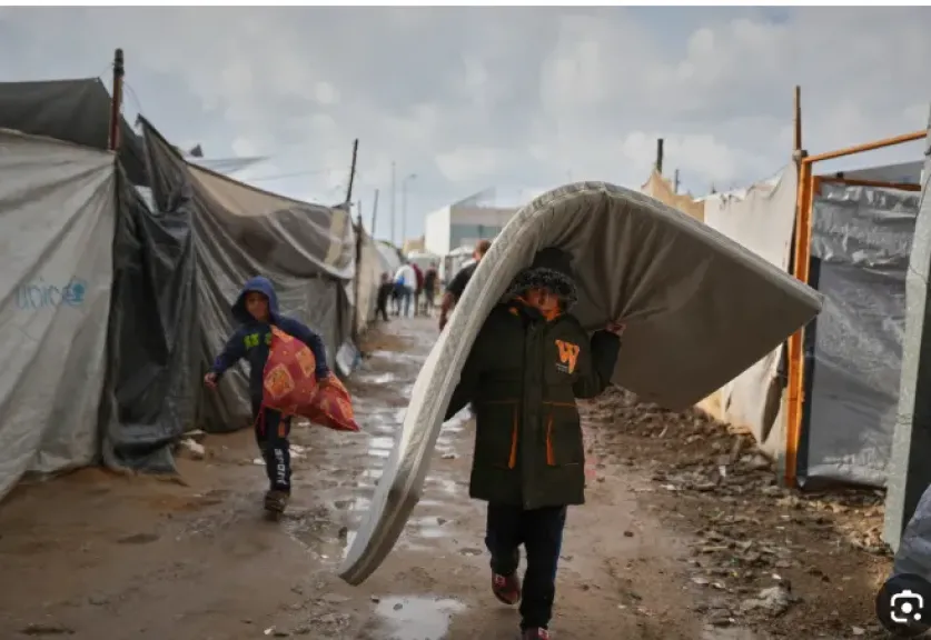 الأمطار تغرق خيام النازحين وتفاقم المأساة الإنسانية في غزة