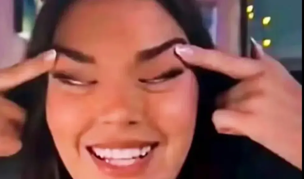 فضيحة عنصرية تُسقط التاج.. سحب لقب ملكة جمال فنلندا من سارة دزافس بعد صورة مسيئة