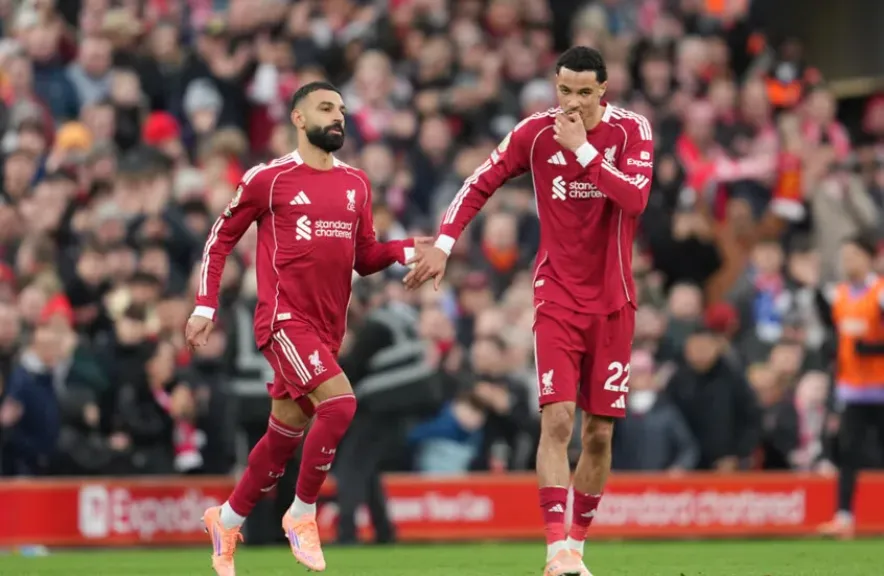 ليفربول يستعيد توازنه بثنائية نظيفة أمام برايتون.. إيكيتيكي يتألق وصلاح يصنع الفارق