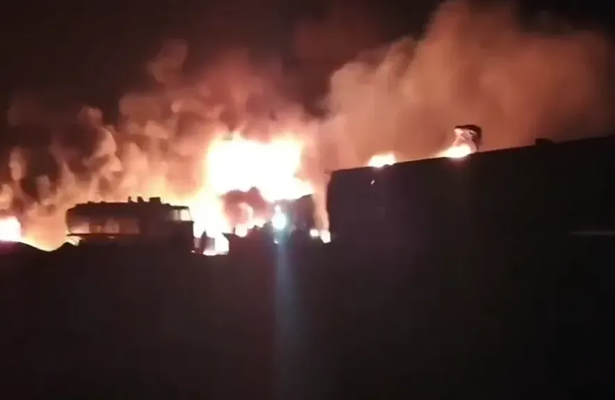 تصاعد الأحداث داخل سوريا.. انفجار في مصفاة نفط بدير الزور بعد تفجير قاعة زفاف وعدوان داعش على رتل أمريكي–سوري