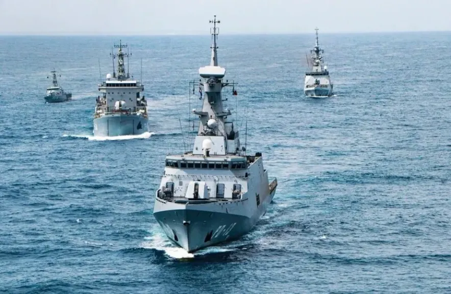 تصعيد خطير في الكاريبي.. فنزويلا تُسيّر سفنًا حربية لحماية ناقلات النفط وسط تهديدات أمريكية بالحصار