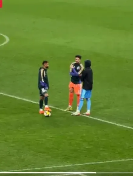 رعد وبرق يوقفان المواجهة.. الفيفا يُلغي مباراة السعودية والإمارات في كأس العرب 2025 -فيديو