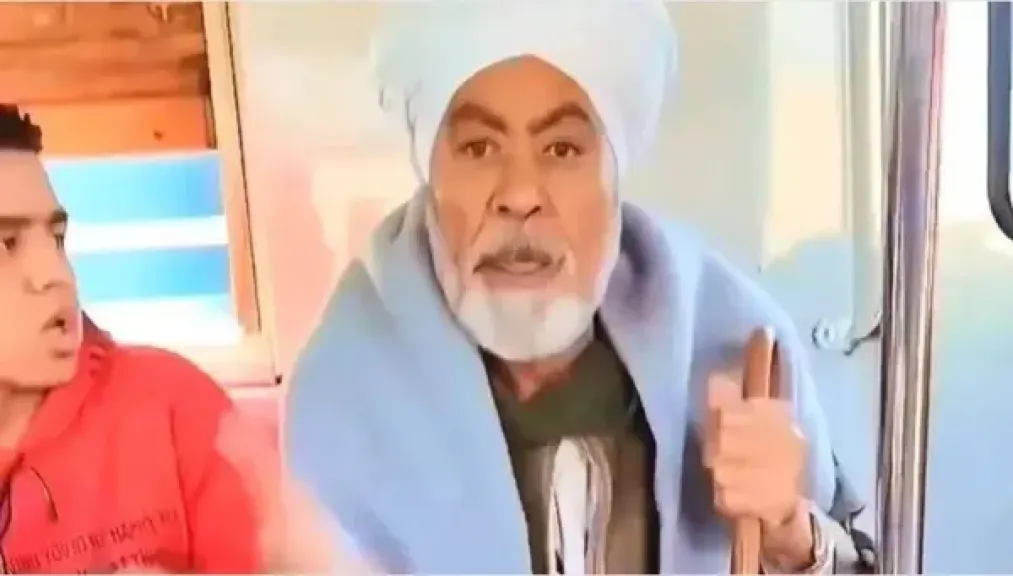 جدل «فتاة رجلًا على رجل» يتصاعد.. سيدات يطالبن بمقاضاة المسن واتهامات بمحاولة ركوب الترند على حساب الأخلاق واحترام الكبير