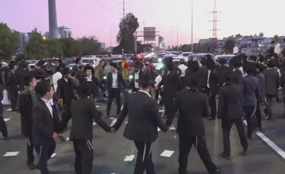 احتجاجات الحريديم تشل وسط إسرائيل.. «التيار المقدسي يرفض التجنيد