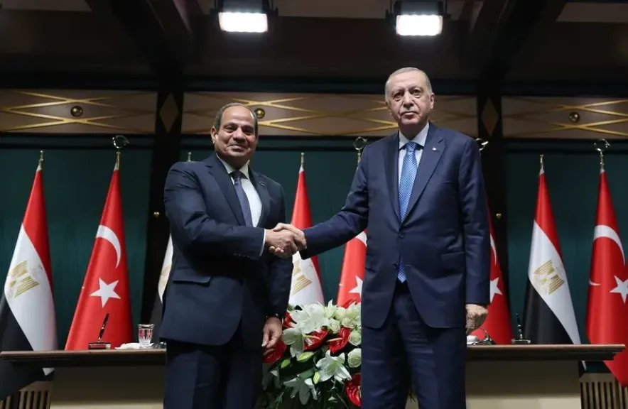 رغبة متبادلة في تحسين العلاقات.. مصر وتركيا تبحثان تعزيز التعاون وترتيبات زيارة أردوغان للقاهرة