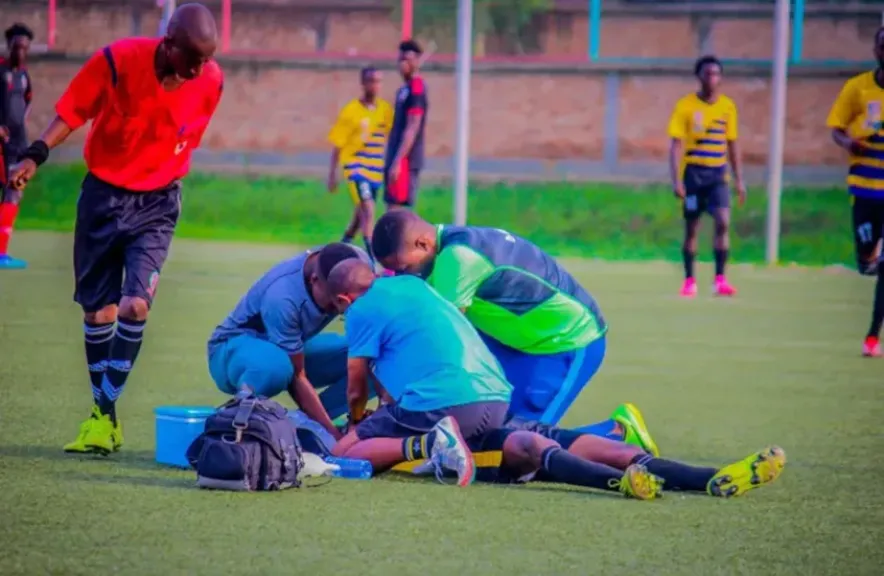 وفاة لاعب كرة قدم وسط مباراة رسمية بسبب «تميمة سحرية».. قصة صادمة هزّت ملاعب بوروندي