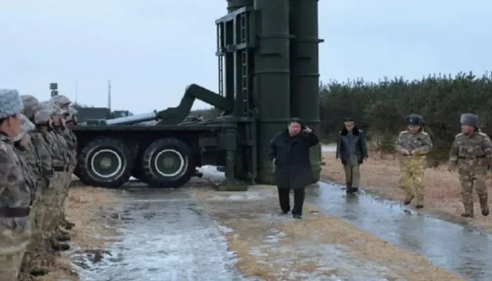 وريا الشمالية تكشف رسائل عسكرية حادة عبر اختبارات صاروخية وغواصة نووية جديدة