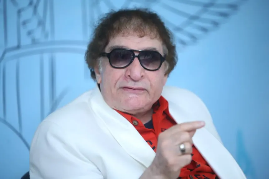 بعد نقله إلى المستشفى بالقاهرة.. محيي إسماعيل يطمئن جمهوره وحالته الصحية مستقرة