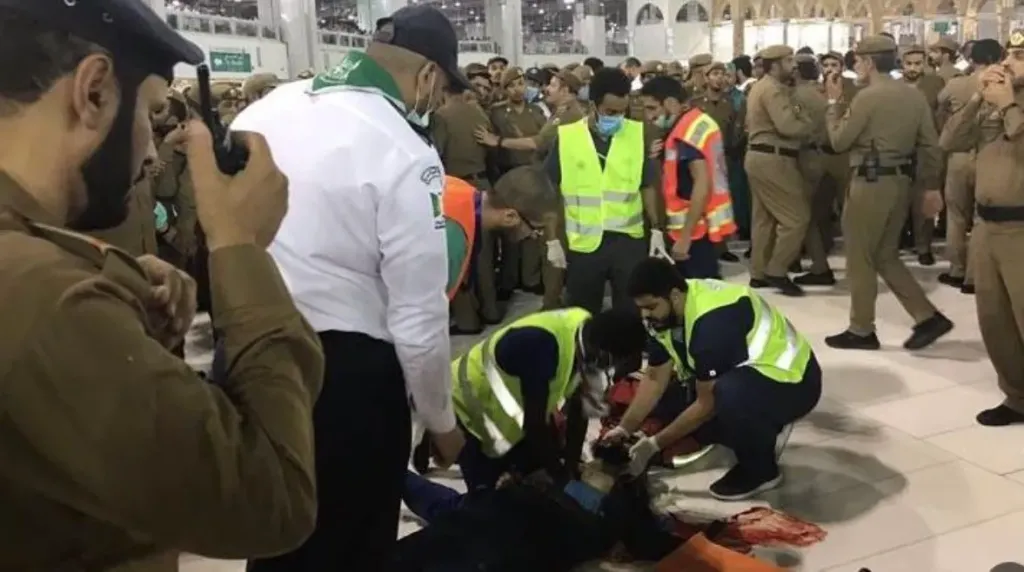 معتمر يُلقي بنفسه من الأدوار العلوية للمسجد الحرام.. ورجل أمن سعودي يُخاطر بحياته لإنقاذه (فيديو)