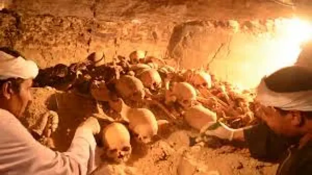 ضحايا البحث عن الكنز الوهمي في الفيوم.. حلم الثراء ينتهي بمأساة داخل حفرة بعمق 35 مترًا